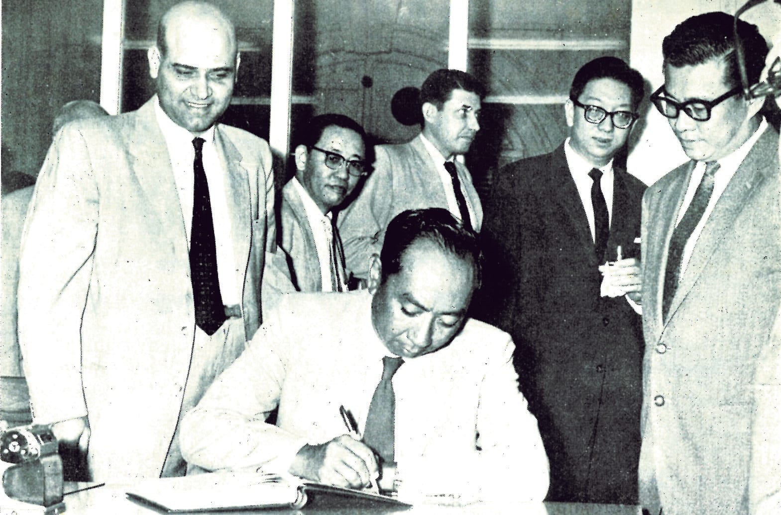 Goh Keng Swee, Singapore Minister for Finance, signing the visitors’ book on the opening of the Singapore Trading Room, 18 February 1961. Reproduced from the 1962 Annual Report of the Malayan Stock Exchange. All rights reserved, Malayan Stock Exchange, 1963.